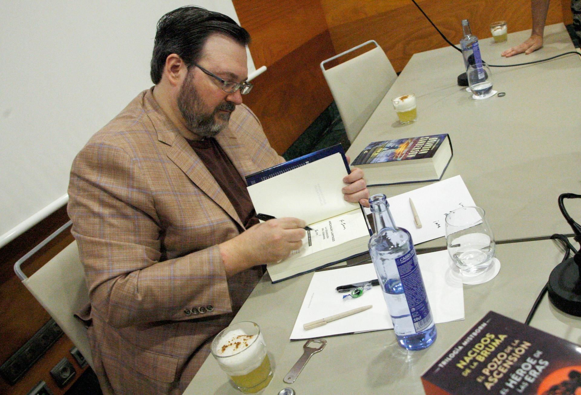 El escritor estadounidense Brandon Sanderson en Avilés