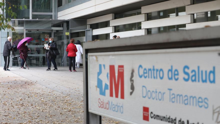 Pacientes esperan en la puerta del Centro de Salud Doctor Tamames, en Coslada, Madrid.