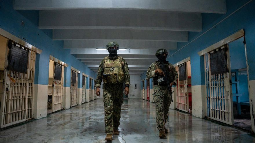 Dentro de la cárcel más peligrosa de Ecuador: armas escondidas, destrucción y tuberculosis