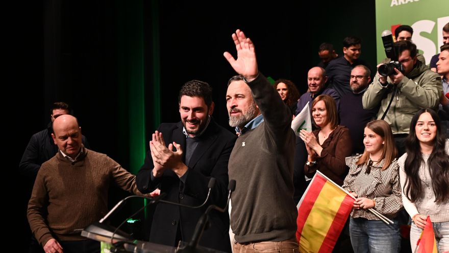 El presidente de Vox, Santiago Abascal (d) y el candidato de Vox a la presidencia de Aragón, Alejandro Nolasco (c), durante la clausura de un acto de campaña en Cuarte de Huerva, Zaragoza, Aragón (España).