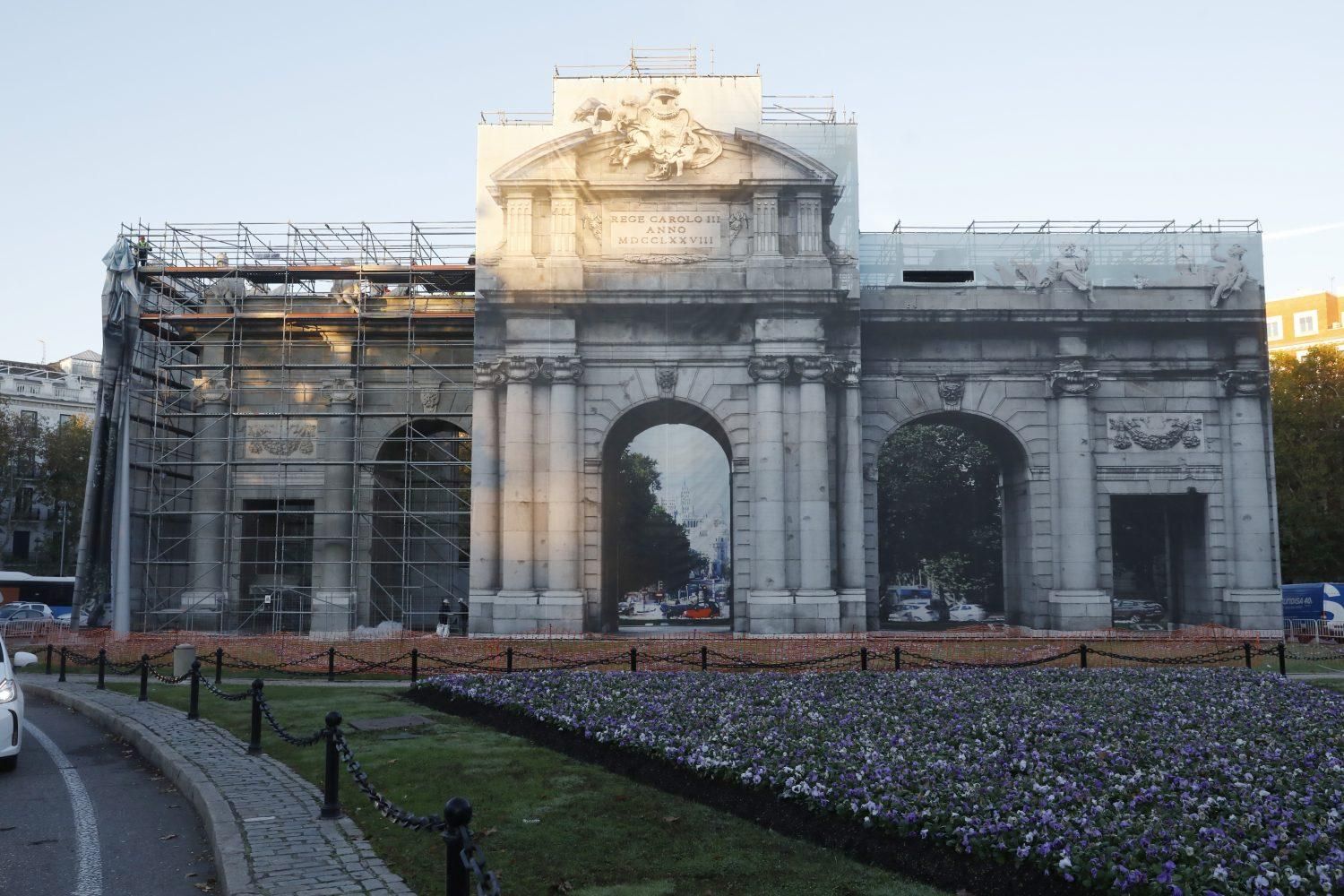 Retirada de las lonas en la Puerta de Alcalá este lunes
