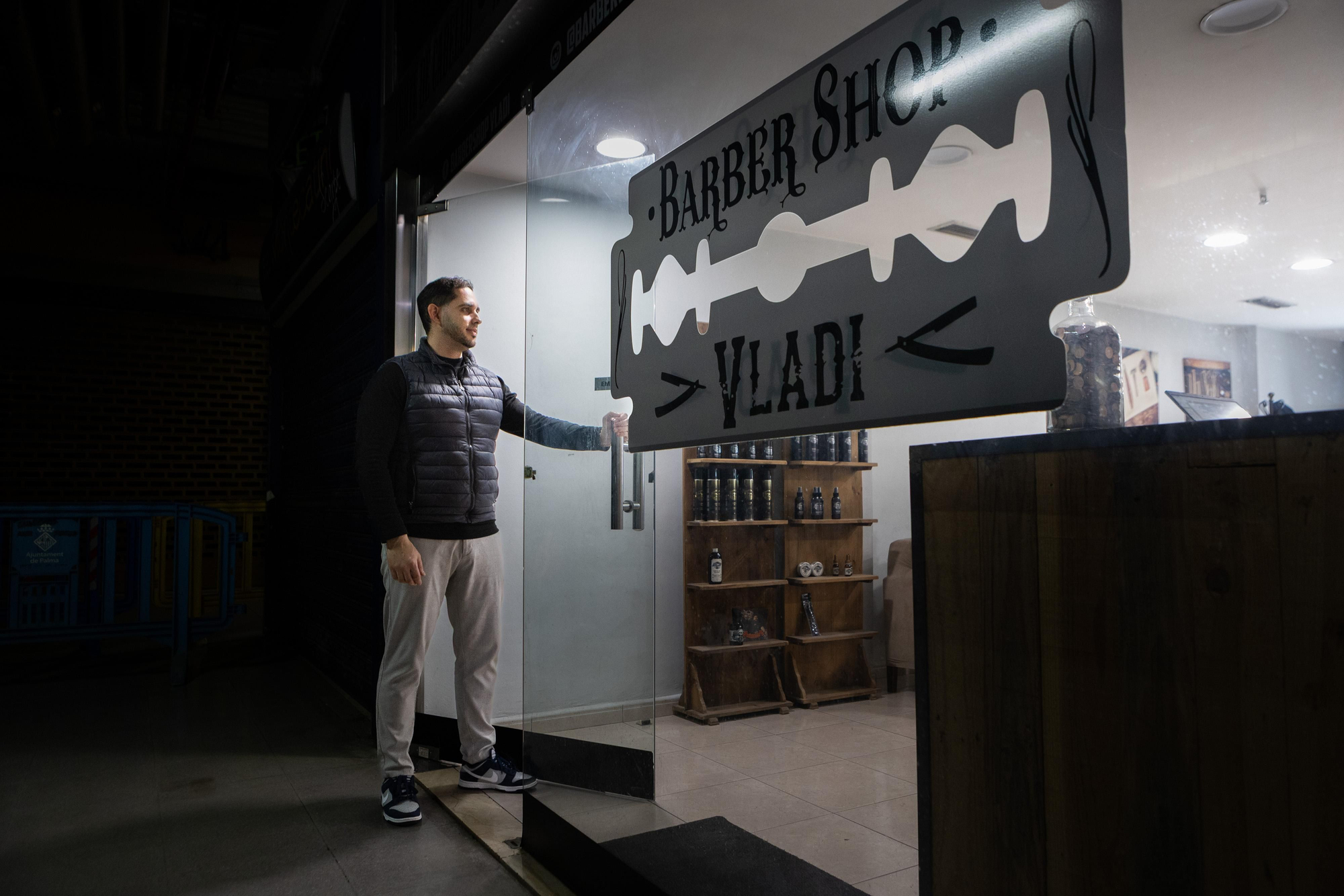 Vladi, a las puertas de su barbería, el último negocio que resiste en los oscuros subterráneos de la Plaza Mayor: "Cuando yo vine, todo el mundo sabía que en cualquier momento los iban a sacar"