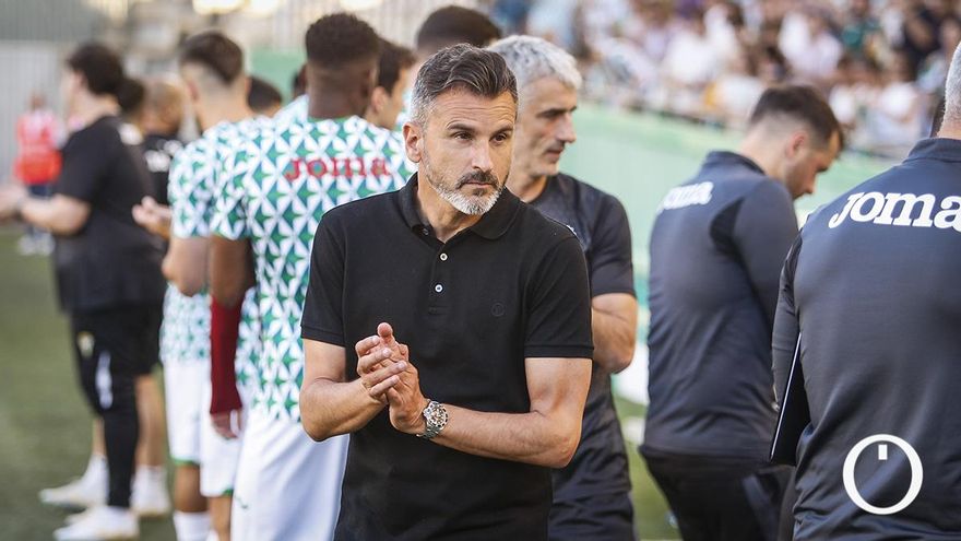 Iván Ania: "A veces cometemos locuras que nos cuestan goles y puntos"