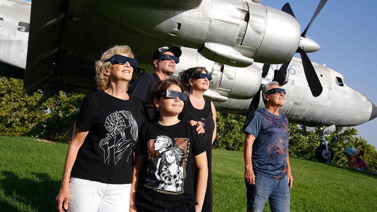 Los cordobeses se echan a la calle para ver el eclipse solar