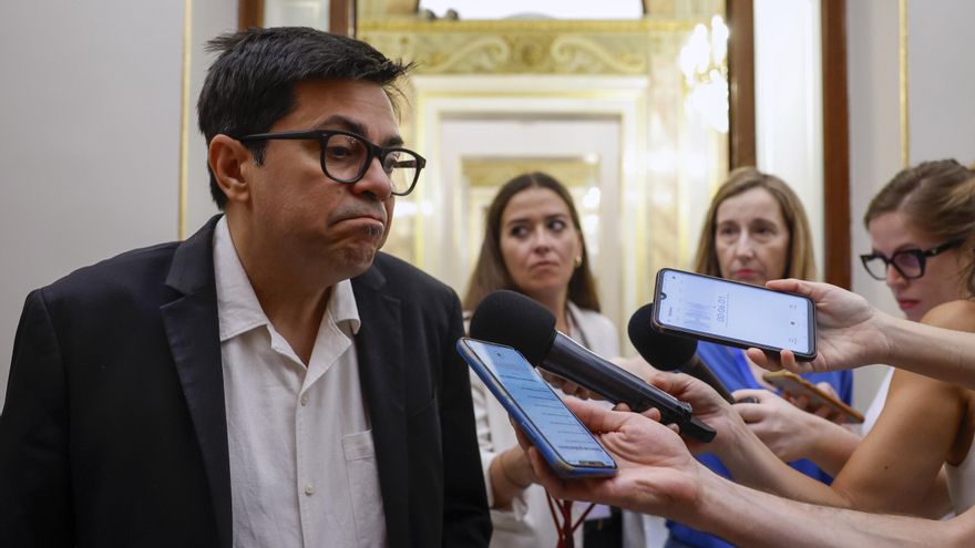 El secretario primero de la Mesa del Congreso, Gerardo Pisarello, atiende a los medios a su llegada este martes a la reunión de la misma. EFE/ Mariscal