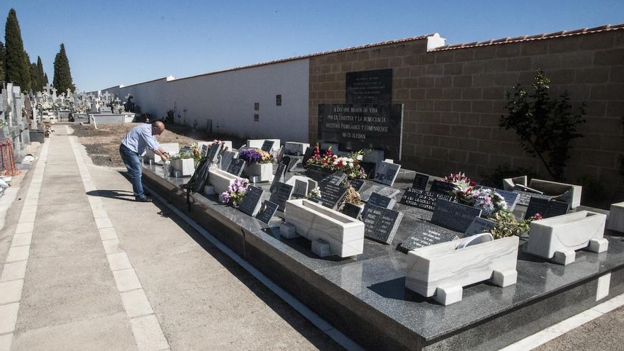 La fosa del cementerio de Ciudad Real, donde más de mil víctimas de la represión franquista esperan ser dignificadas