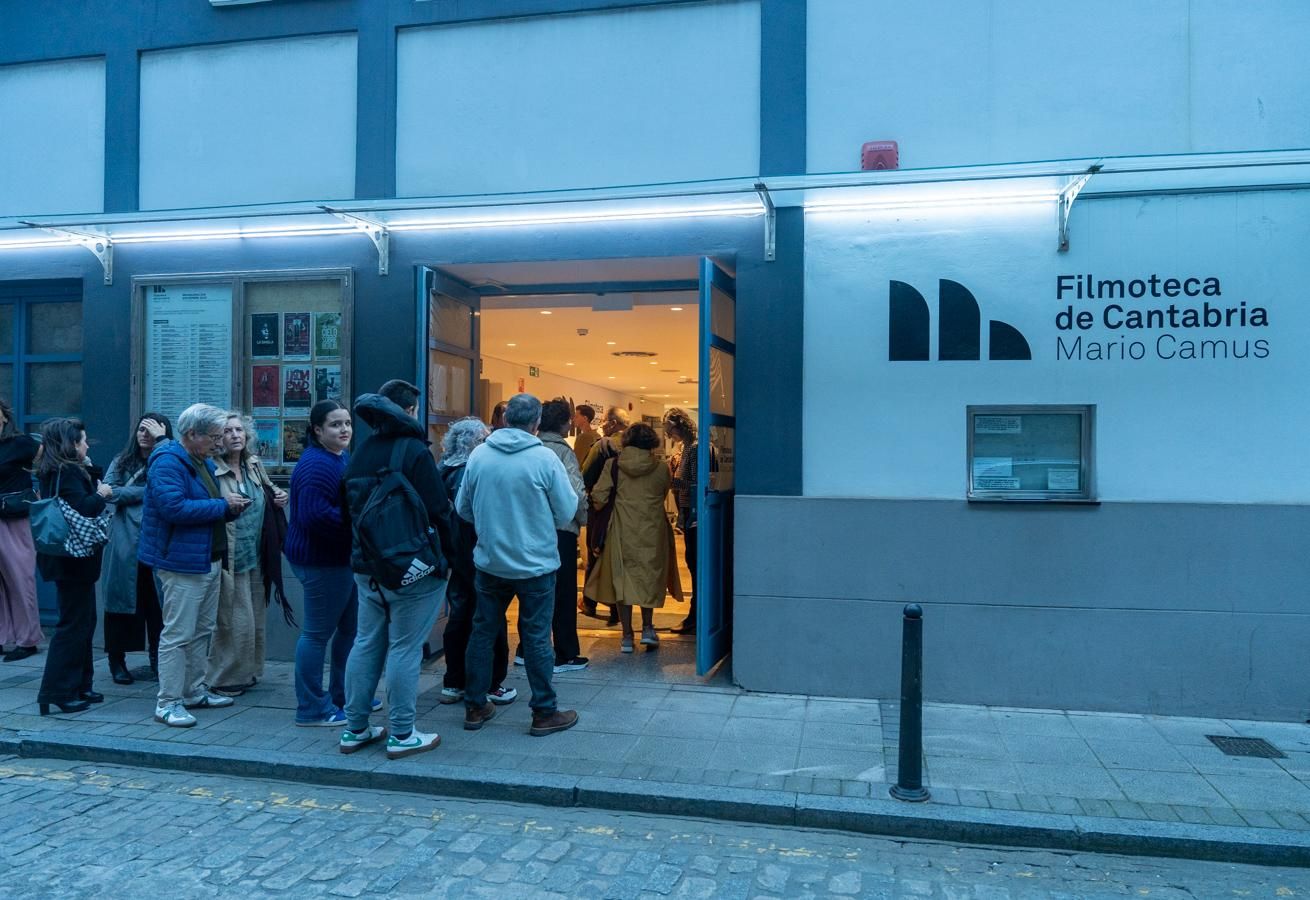 Los socios y socias de elDiario.es entrando a la Filmoteca de Cantabria.