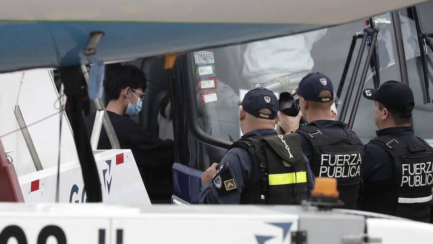 Costa Rica da permiso para trabajar a migrantes varados tras su deportación desde EE.UU.