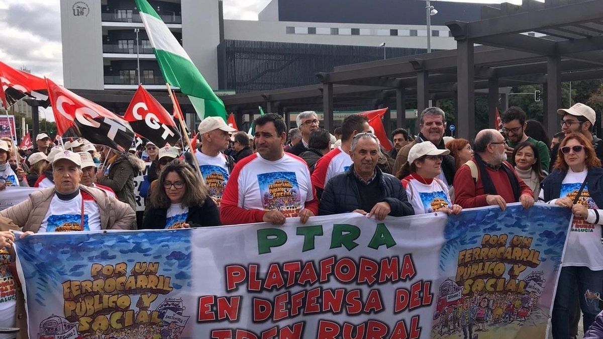 Unas 3.000 personas marchan en Sevilla en defensa del tren rural y exigen a Sánchez mantenerlo como servicio público