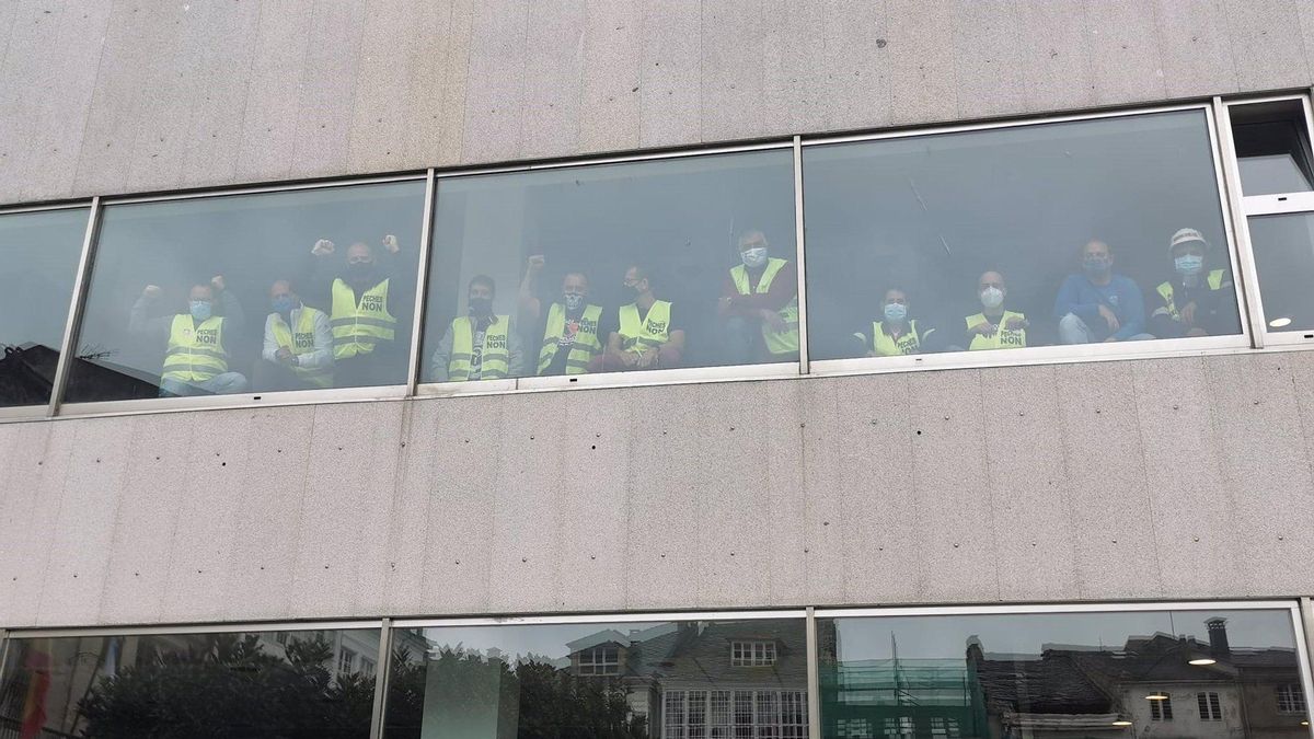 Trabajadores de Alcoa encerrados en el Ayuntamiento de Viveiro.