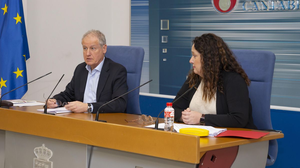 El consejero de Empleo, Eduardo Arasti, y la directora del EMCAN, Lucía Serrano