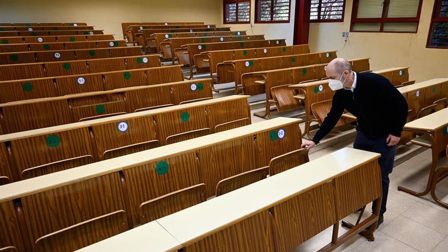 Una clase vacía de la facultad de Ciencias en Granada