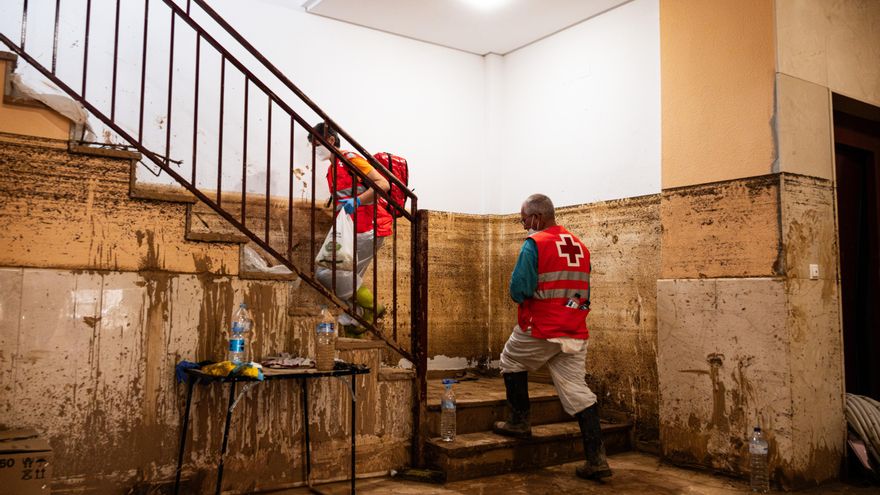 Casa por casa con la Cruz Roja en Paiporta: “Trabajé en dos tsunamis en Filipinas y esto es muy parecido”