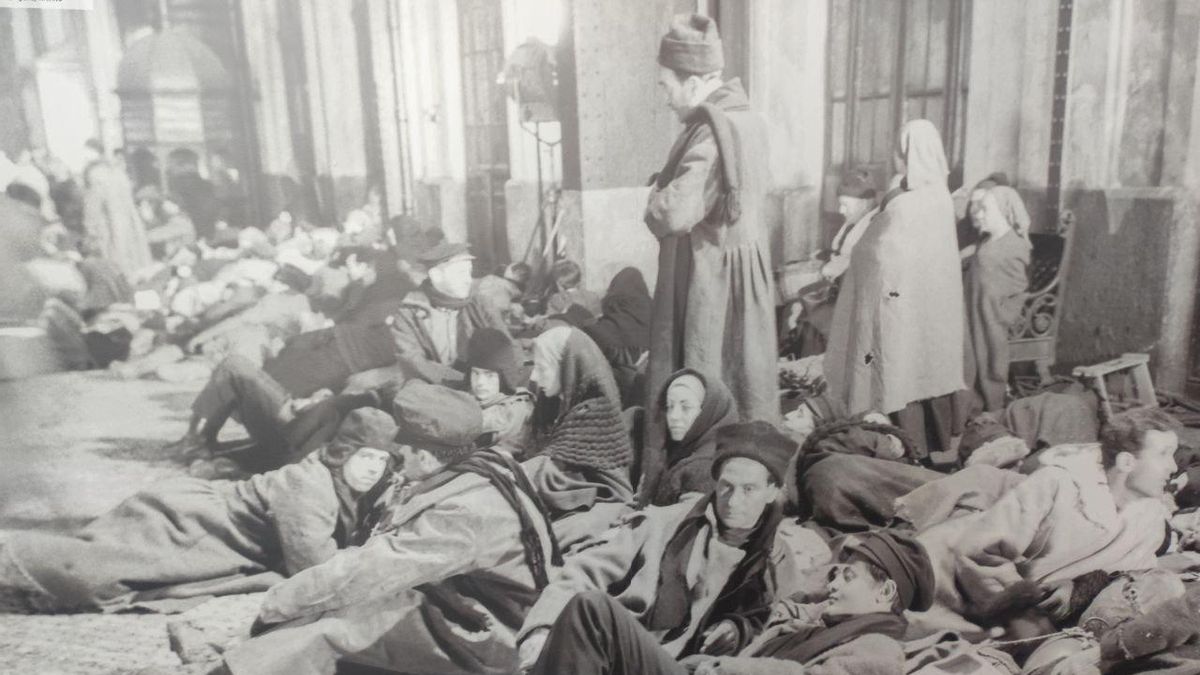 Una foto de la exposición del Museo del Ferrocarril con figurantes, la mayoría españoles y muchos de ellos trabajadores de la propia estación de Delicias, durante el rodaje de 'Doctor Zhivago'.