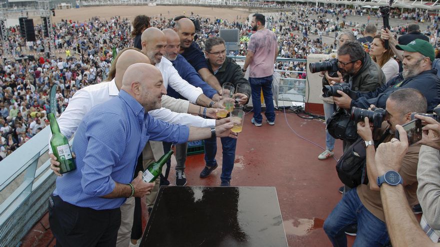 Asturias es de récord: Un queso de 2 kilos de Cabrales a 37.000 euros y en Gijón 9.833 personas escanciando sidra a la vez