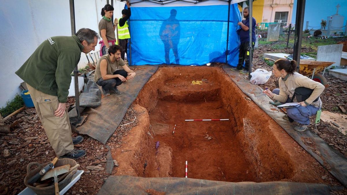 Luis Ruiz (primero por la izquierda) y Almudena García-Rubio (a la izquierda) escuchan las explicaciones de uno de los miembros del equipo de exhumación.