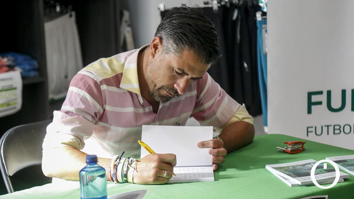 Toni Cruz presenta su nuevo libro: "La semana más larga" en la tienda del Córdoba CF