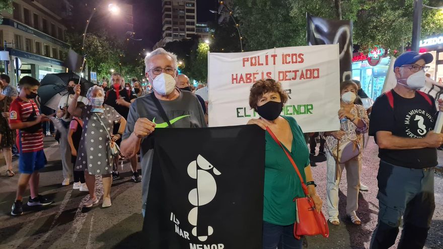 Ana y Nicolás vienen de Mataró para manifestarse en favor del Mar Menor