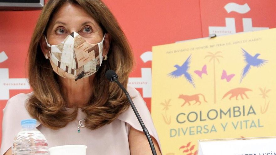 Autores colombianos denuncian el "blanqueamiento" del presidente Iván Duque en la Feria del Libro de Madrid