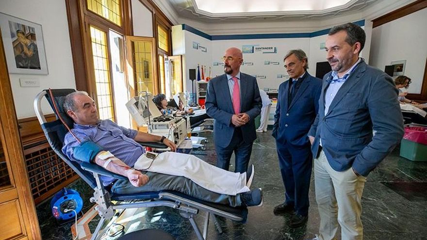 El consejero de Salud junto a José Francisco Diaz y José Luis Arroyo conversan con Marcos López Hoyos mientras dona plasma