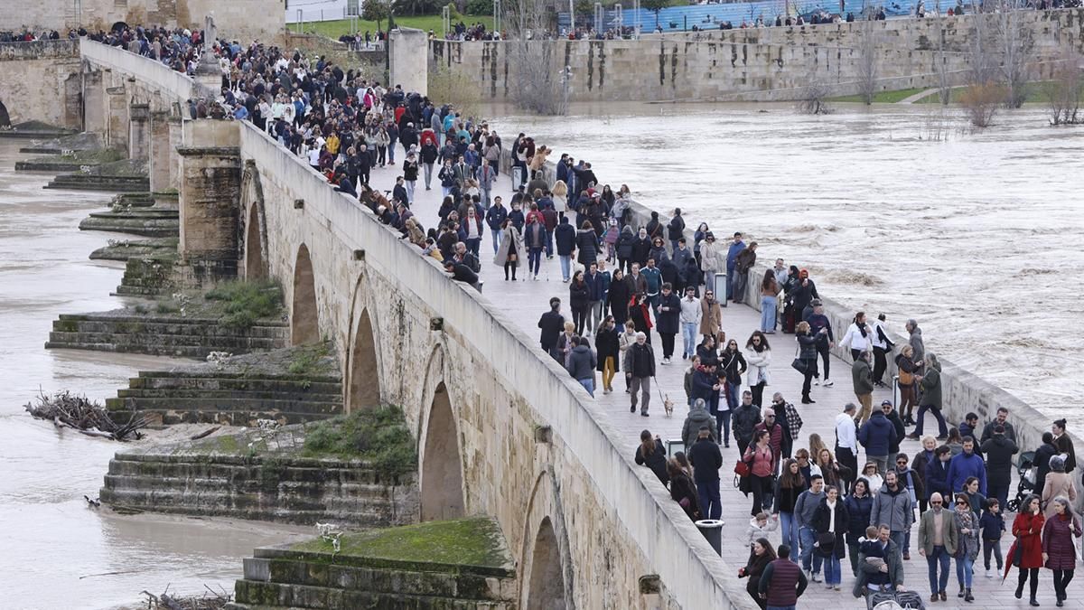 Las imágenes de la reapertura del Puente Romano tras el temporal