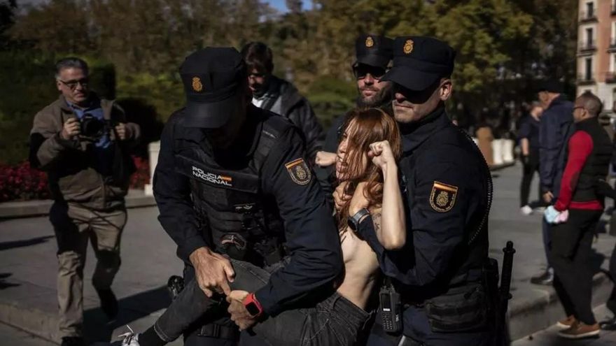 Una activista de Femen detenida mientras protestaba contra el acto franquista en Madridm