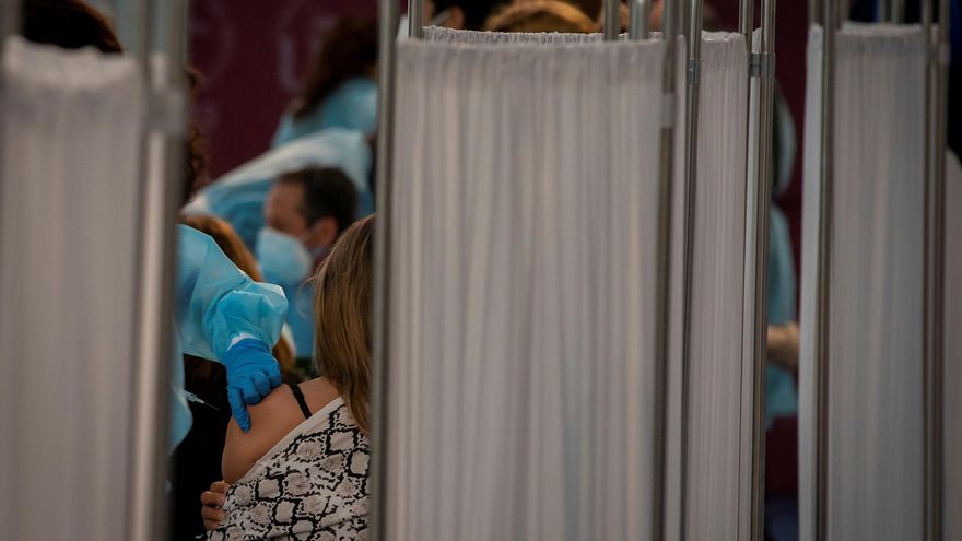 Una docente recibe la primera dosis de la vacuna AstraZeneca ayer en un pabellón deportivo de la Universidad de Sevilla. EFE/Julio Muñoz