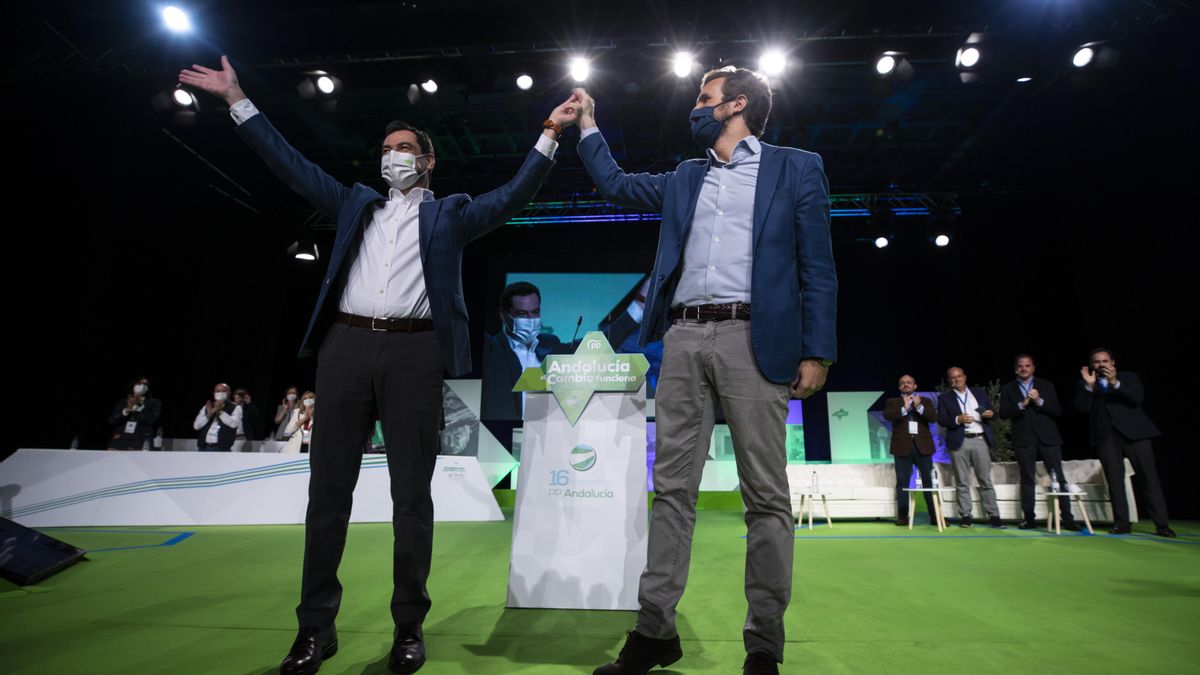 El presidente del PP-A y presidente de la Junta de Andalucía, Juanma Moreno (i), y el presidente del PP nacional, Pablo Casado (d), clausuran el XVI Congreso Autonómico del PP de Andalucía, que se ha desarrollado este fin de semana en el Palacio de Congre