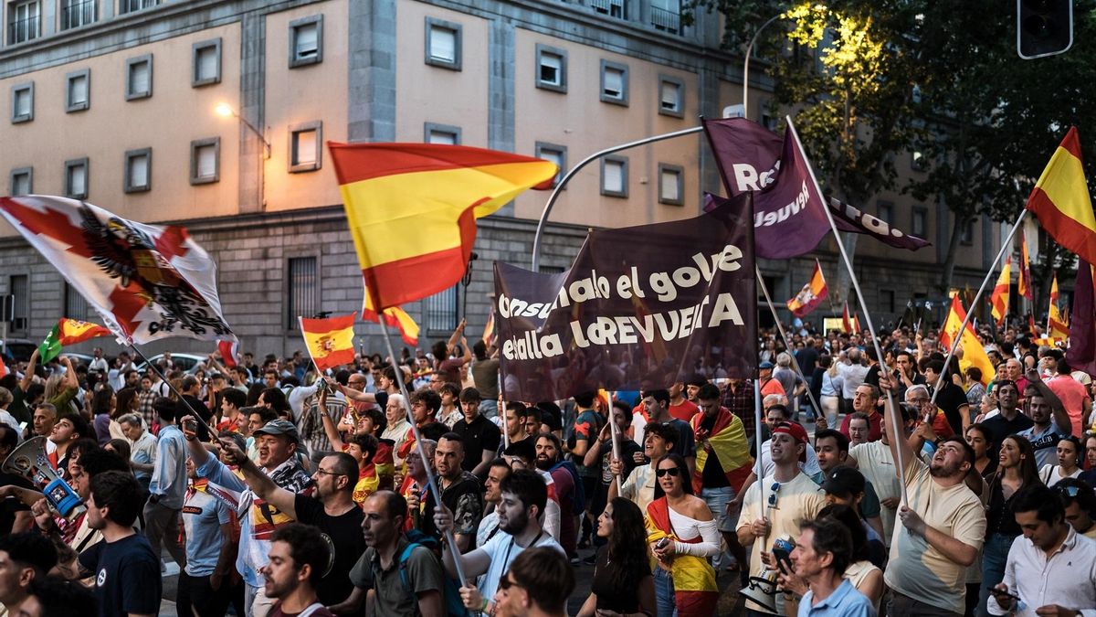 Marcha para pedir la dimisión de Sánchez, desde el intercambiador de Moncloa hasta la calle de Ferraz,