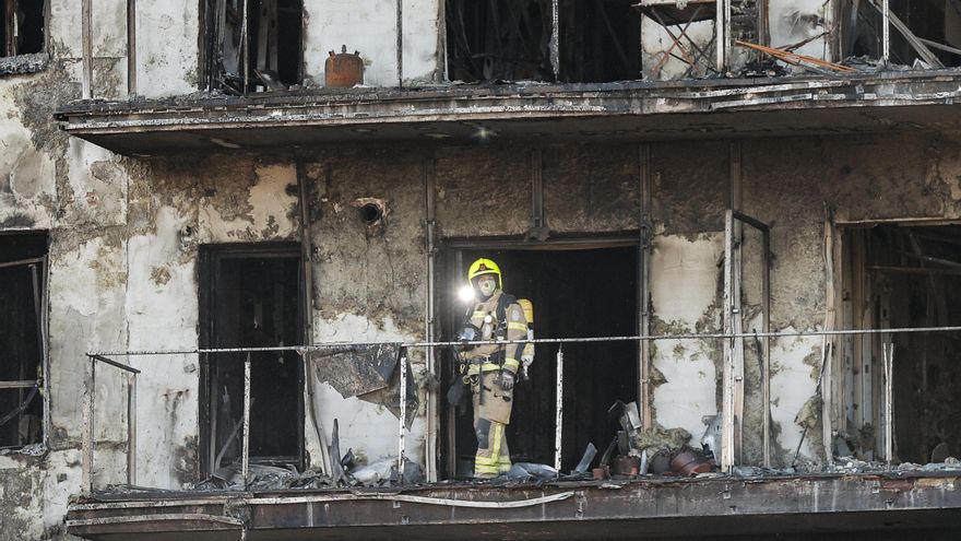 Los bomberos continúan trabajando este viernes tras el fulminante y devastador incendio en un edificio de viviendas de catorce plantas en València, que se ha propagado a otro anexo, y ha causado cuatro muertos y se busca a otras diecinueve personas que están desaparecidas y a quienes sus familiares no han logrado localizar desde que comenzó el fuego. EFE/Biel Aliño