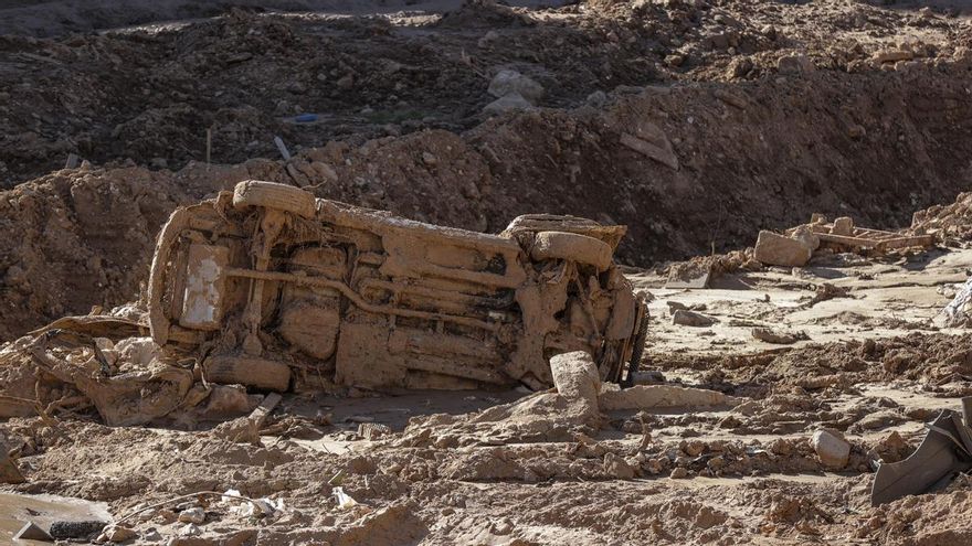 Un coche arrastrado por la dana del pasado 29 de octubre permanece volcado en el fondo del barranco del Poyo en Paiporta.