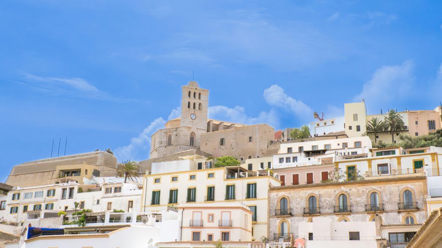 El castillo renacentista de Ibiza ubicado en un pueblo Patrimonio de la Humanidad junto al Mediterráneo