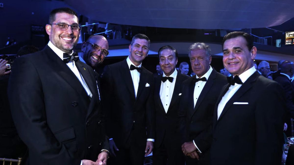 Junio de 2024: Andy Rivas, primero a la izquierda; Adrián Cervantes, Fundador Biossman México; Santiago Peña, Presidente del Paraguay; Javier Cárdenas, de la junta directiva Centro Adam Smith; Daniel Hadad, fundador y CEO de Infobae; Rubén Ramírez Lezcano, Ministro de Relaciones Exteriores del Paraguay.