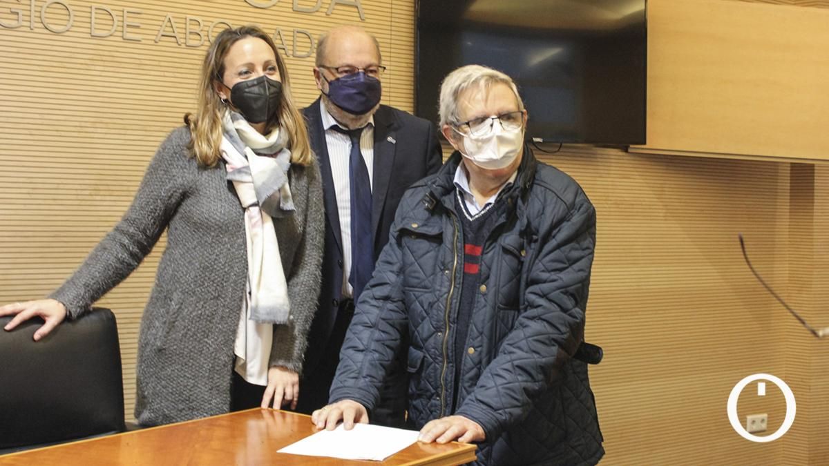 El decano del Colegio de Abogados de Córdoba, Carlos Arias López, entrega las ayudas destinadas a asociaciones y ONG