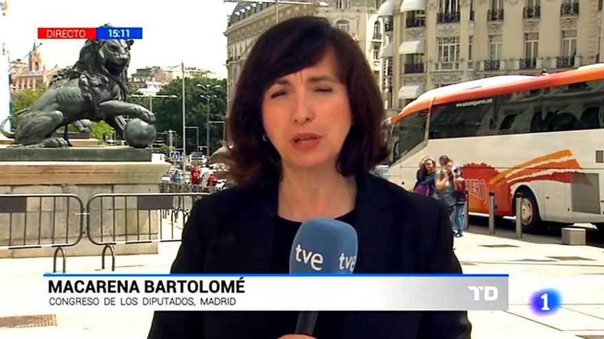 La reportera Macarena Bartolomé en el TD-1 de TVE durante el quinto viernes negro