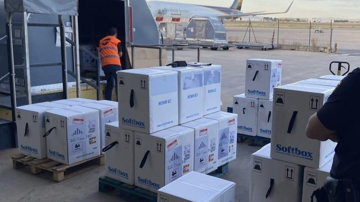 Un cargamento de vacunas de Pfizer llega al aeropuerto de Manises, en Valencia.