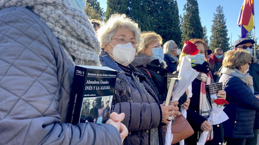 Asistentes al entierro de Almudena Grandes con libros, rosas y banderas republicanas