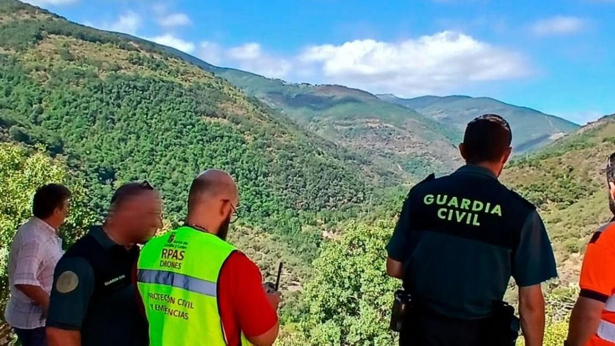 Miembros del operativo en Santalavilla para la búsqueda de la vecina desaparecida.