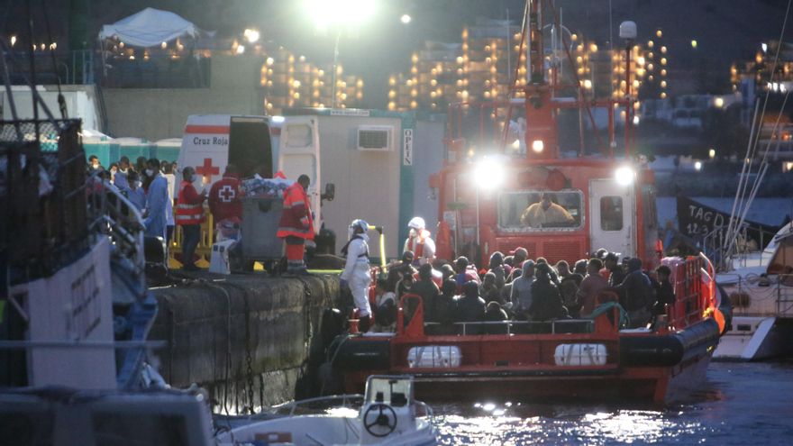 Salvamento Marítimo desembarca a más de cien migrantes rescatados al sur de Gran Canaria en varias pateras