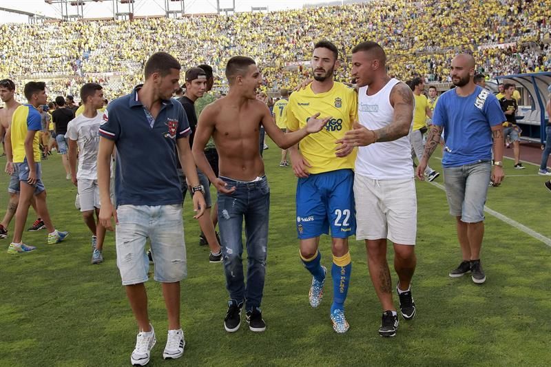 Aficionados saltando al césped del estadio de Gran Canaria