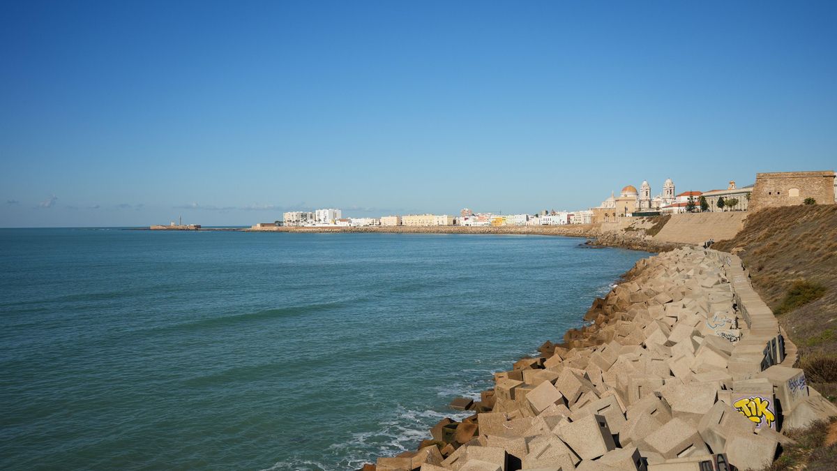 Archivo - Playa de Santa María del Mar en Cádiz.
