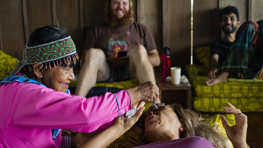 De curandera de pueblo a chamana global de ayahuasca: el inesperado éxito de la maestra Justina