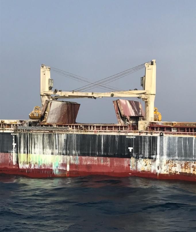 Fotografía facilitada por la empresa Bibby Line Limited, propietaria del carguero británico incendiado al suroeste de Canarias.