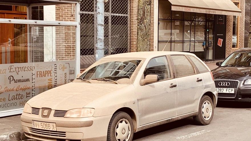 Otro coche cubierto de polvo en Vitoria