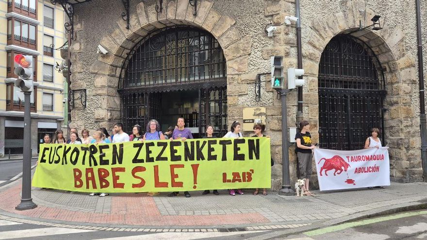 Trabajadores del tranvía de Bilbao, contra la publicidad de las corridas de toros: "Atenta contra la sensibilidad"
