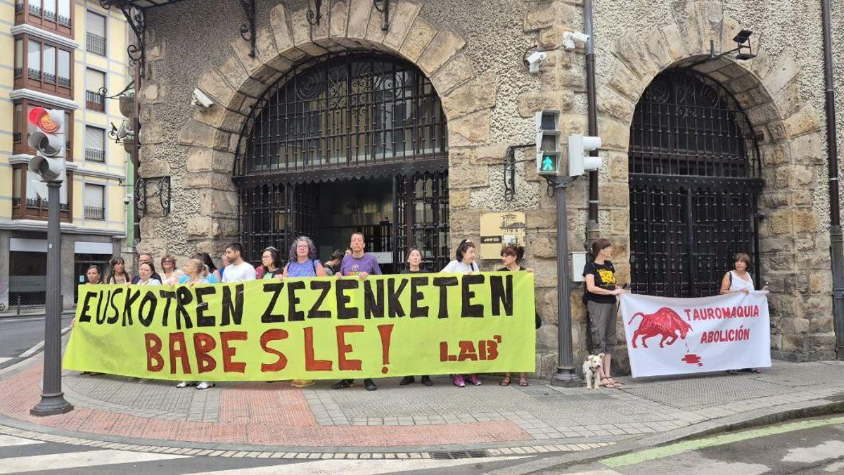 Concentración de trabajadores de Euskotren contra la publicidad de toros en el tranvía.