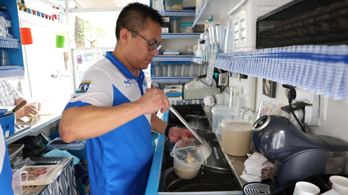 Milton Chung, trabajador y ayudante de este kiosko elaborando una horchata.