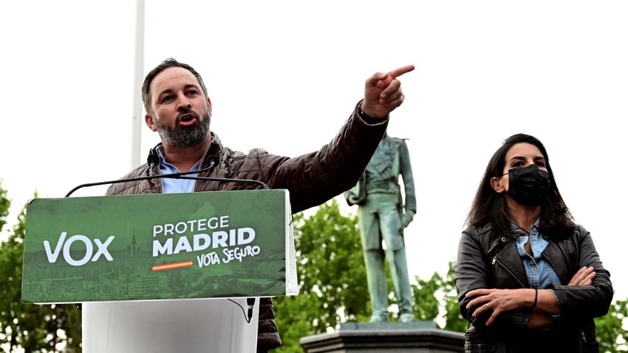 El presidente de Vox, Santiago Abascal (i), durante su intervención en un acto electoral de campaña que protagoniza junto a la candidata a la presidencia de la Comunidad de Madrid, Rocío Monasterio. EFE/Víctor Lerena