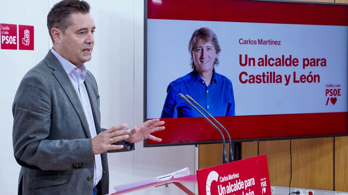 El PSOE diseña su precampaña electoral a la Junta presentando a Carlos Martínez como "el alcalde de todos"