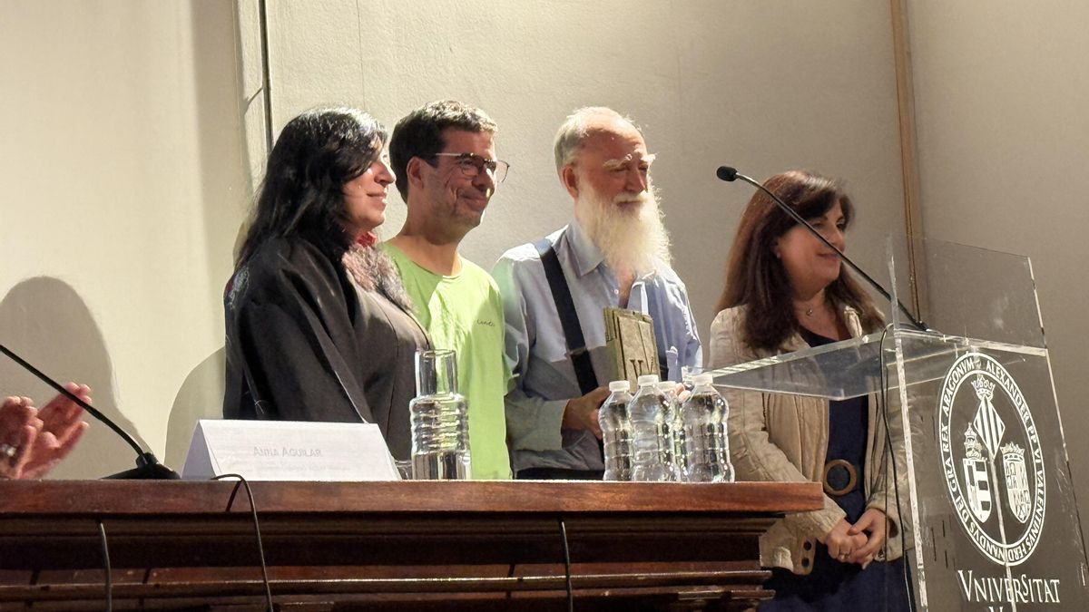 Els editors de 'Camacuc' amb les vicerectores de la Universitat de València i la Jaume I, en rebre el premi Vicent Ventura.